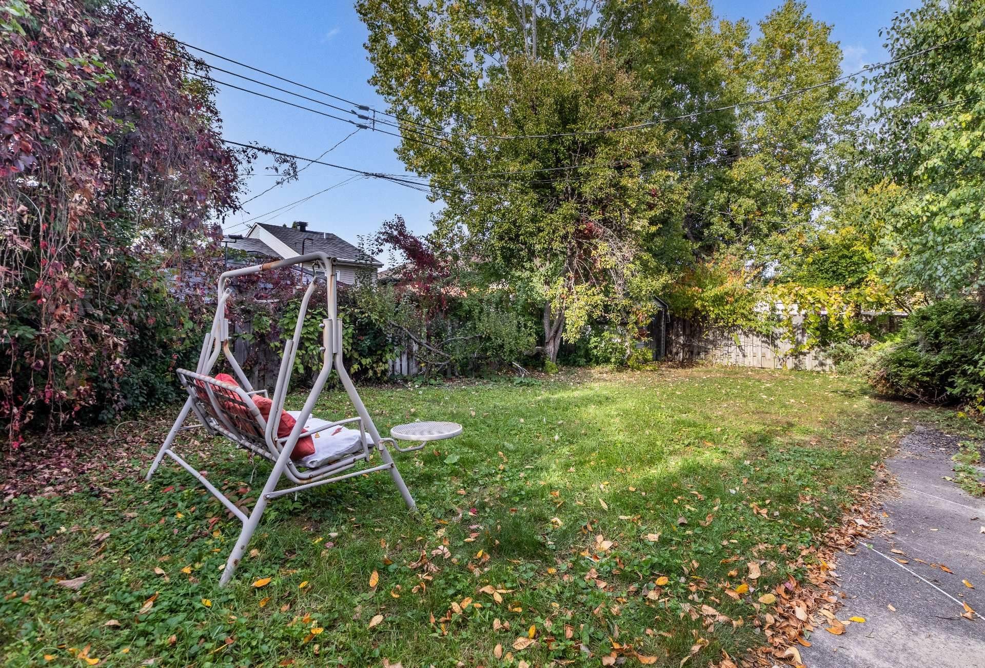 









17711


Rue Antoine-Faucon

,
Montréal (Pierrefonds-Roxboro),




QC
H9J3N2

