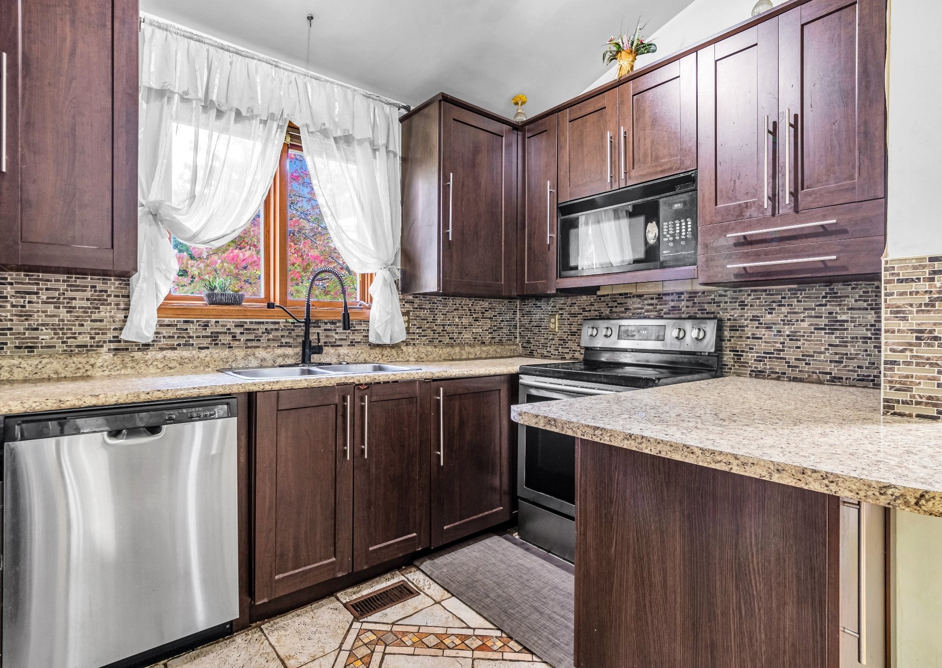 









17711


Rue Antoine-Faucon

,
Montréal (Pierrefonds-Roxboro),




QC
H9J3N2

