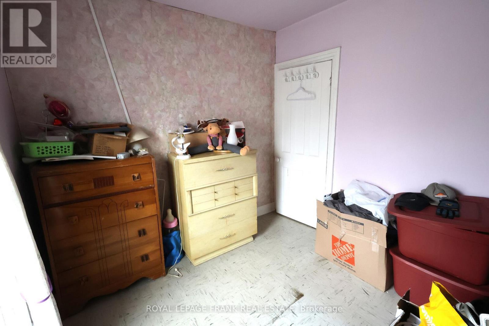 












294 PARKHILL ROAD W

,
Peterborough (Northcrest Ward 5),




Ontario
K9H3H7

