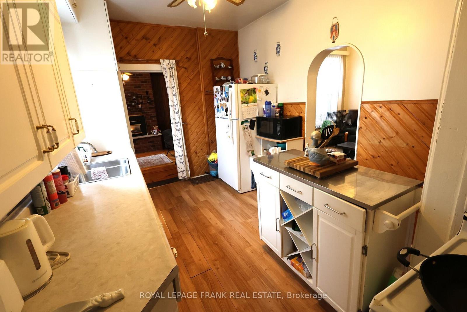 












294 PARKHILL ROAD W

,
Peterborough (Northcrest Ward 5),




Ontario
K9H3H7

