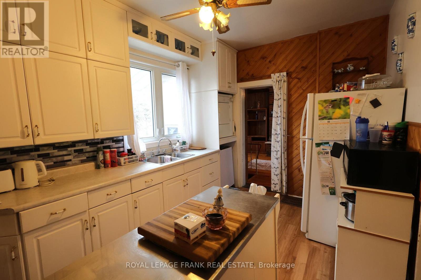 












294 PARKHILL ROAD W

,
Peterborough (Northcrest Ward 5),




Ontario
K9H3H7

