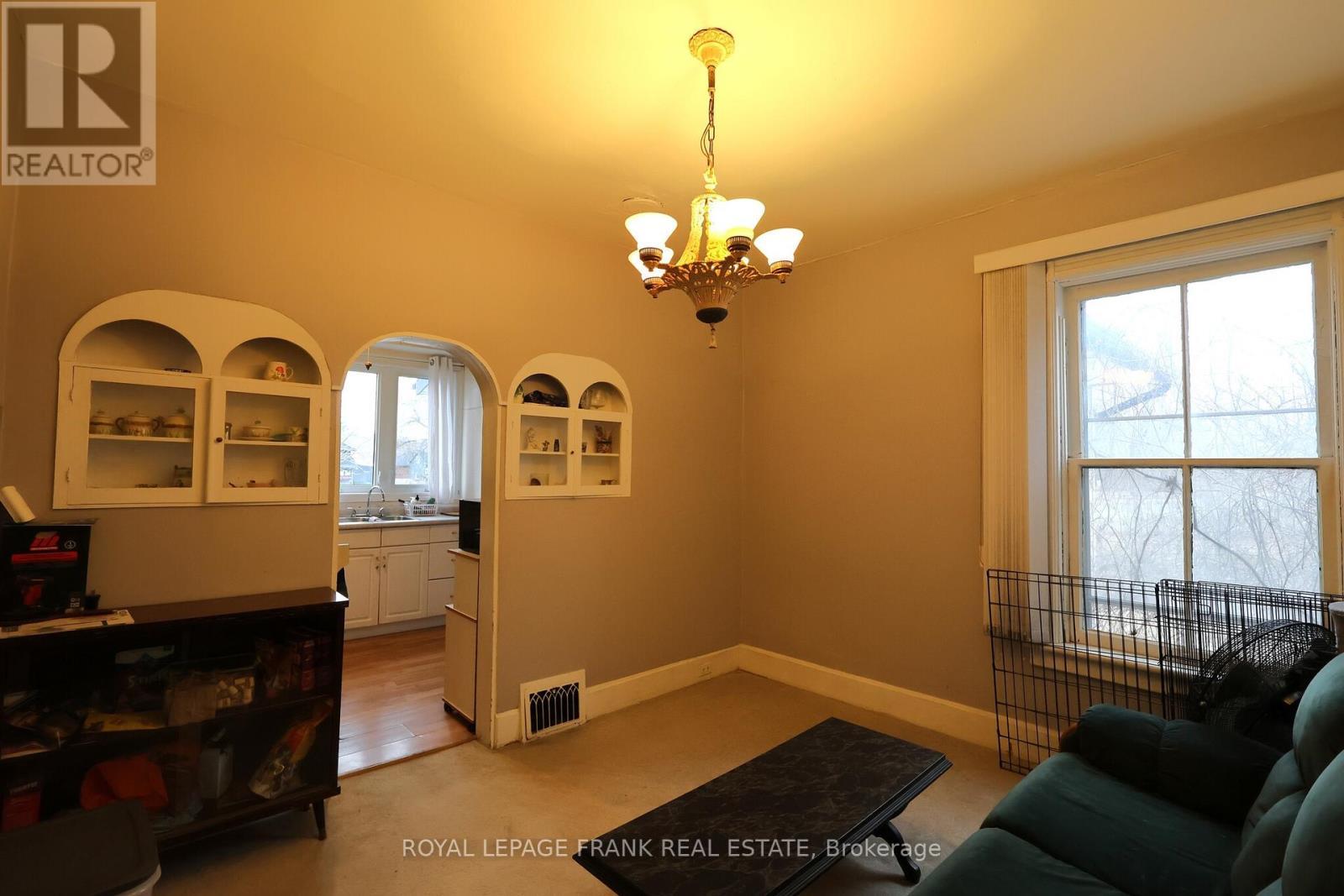 












294 PARKHILL ROAD W

,
Peterborough (Northcrest Ward 5),




Ontario
K9H3H7

