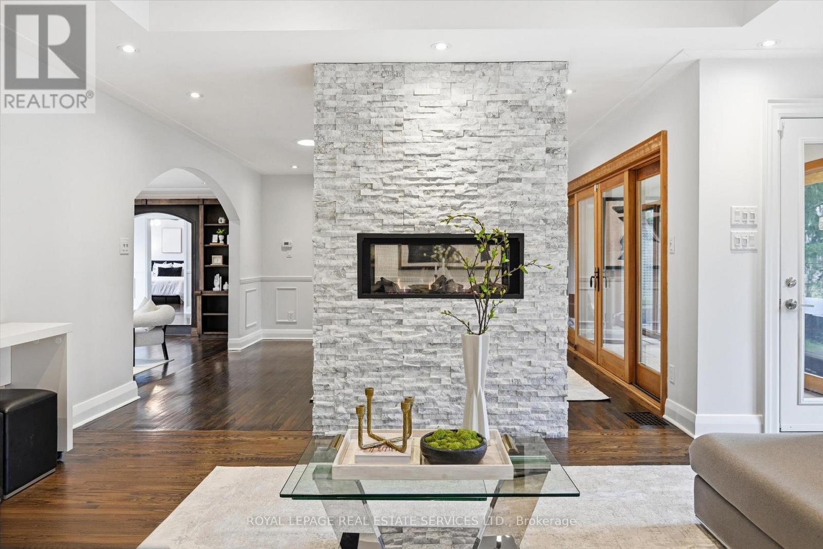 












108 LLOYMINN AVENUE

,
Hamilton,




Ontario
L9G1H6

