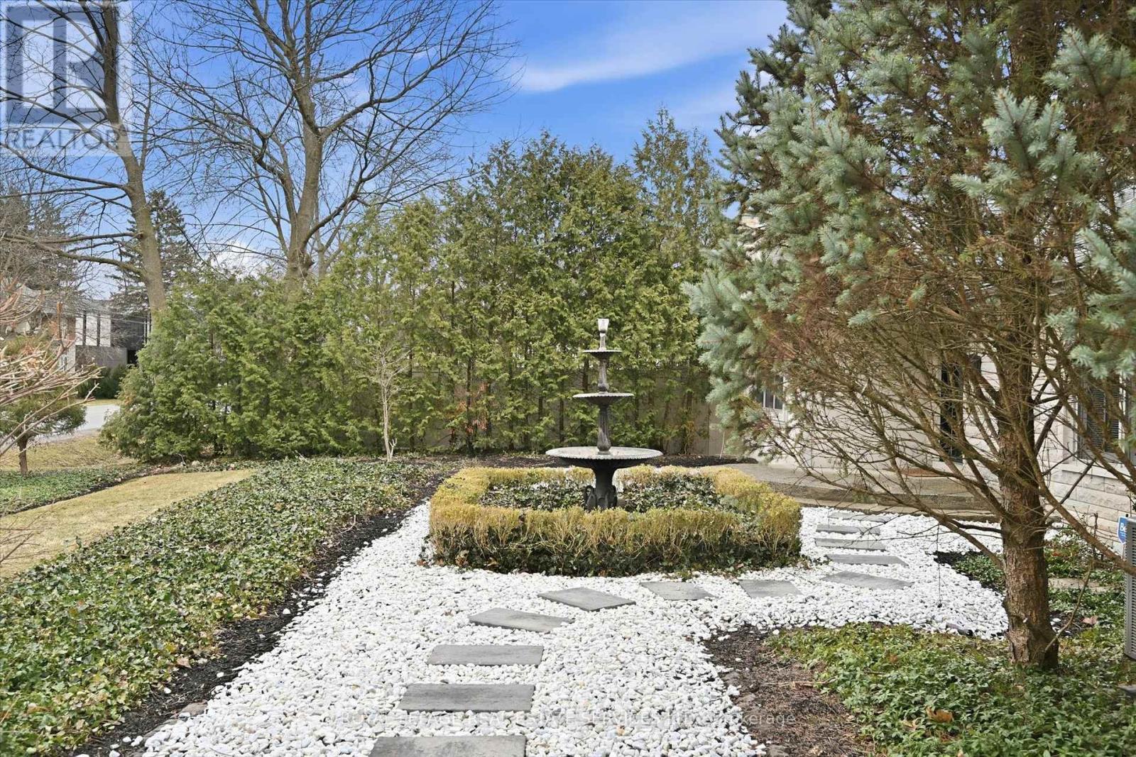 












108 LLOYMINN AVENUE

,
Hamilton,




Ontario
L9G1H6

