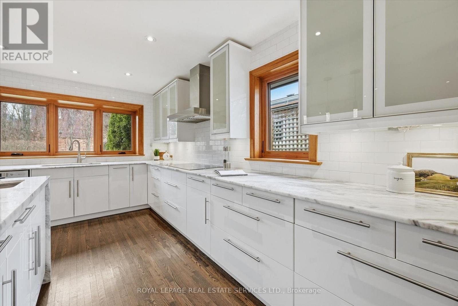 












108 LLOYMINN AVENUE

,
Hamilton,




Ontario
L9G1H6

