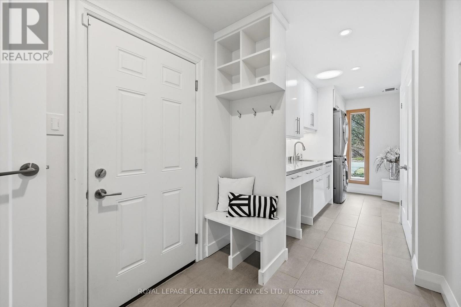 












108 LLOYMINN AVENUE

,
Hamilton,




Ontario
L9G1H6

