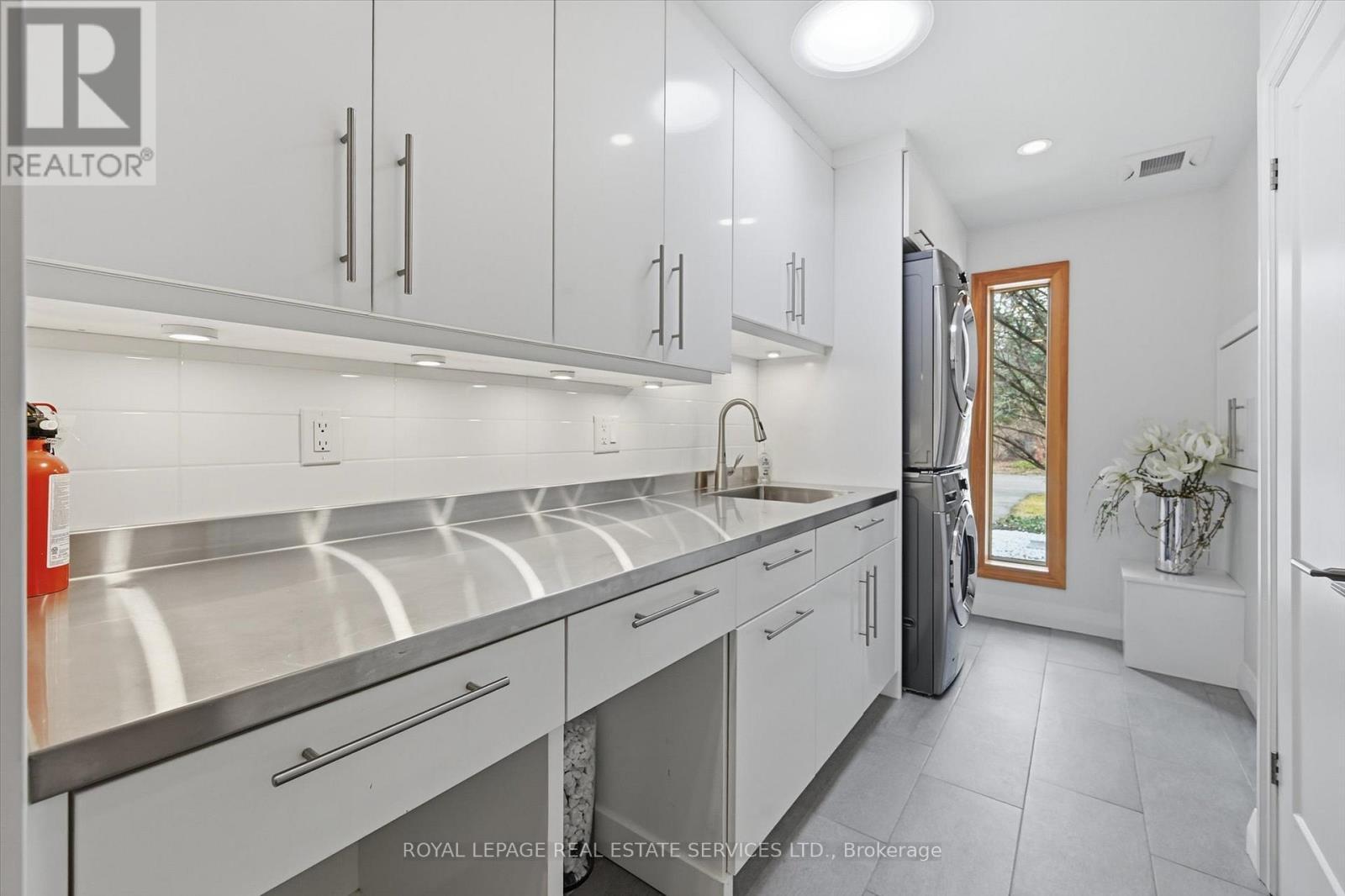 












108 LLOYMINN AVENUE

,
Hamilton,




Ontario
L9G1H6

