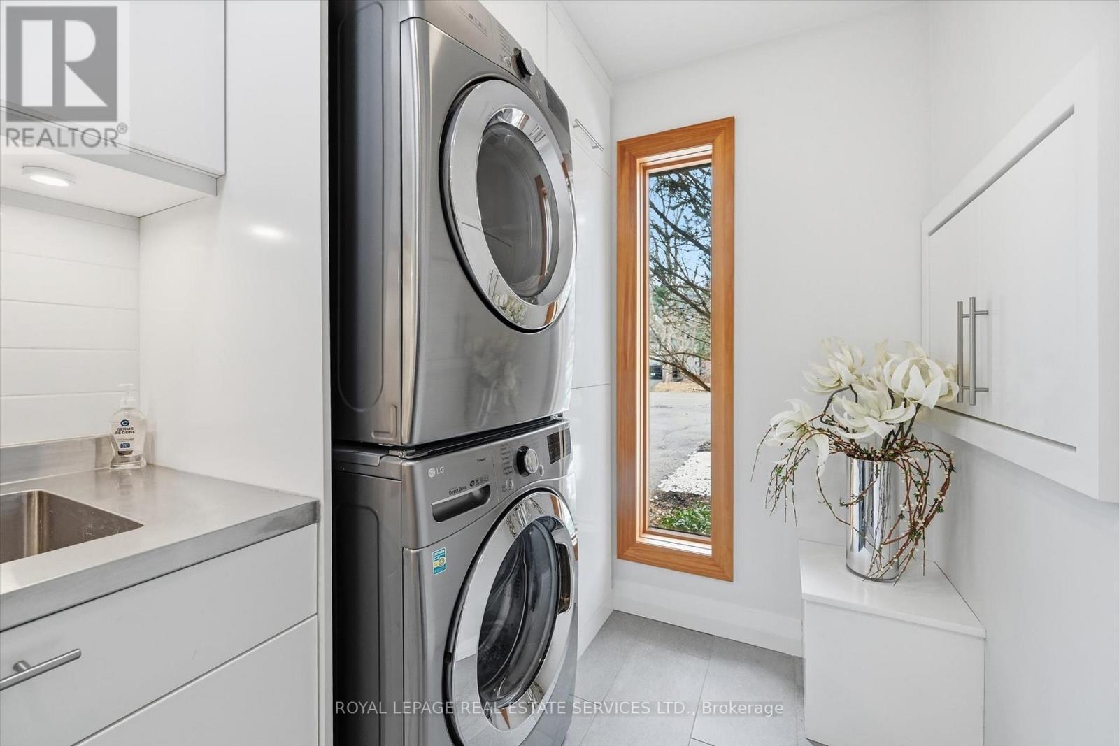 












108 LLOYMINN AVENUE

,
Hamilton,




Ontario
L9G1H6

