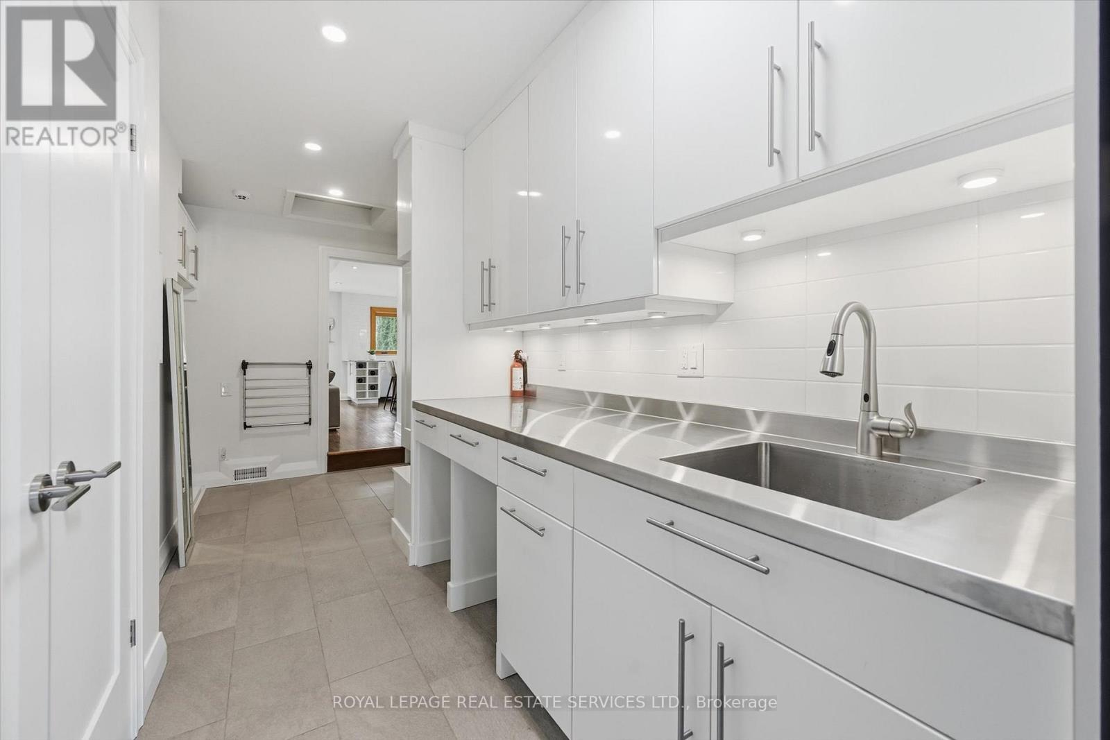 












108 LLOYMINN AVENUE

,
Hamilton,




Ontario
L9G1H6

