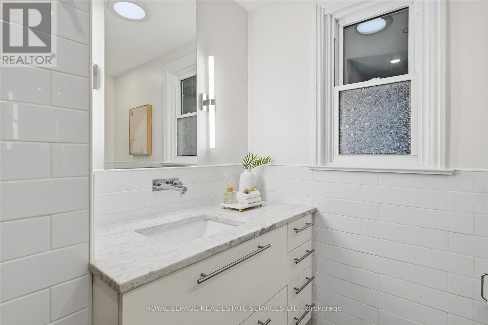 












108 LLOYMINN AVENUE

,
Hamilton,




Ontario
L9G1H6

