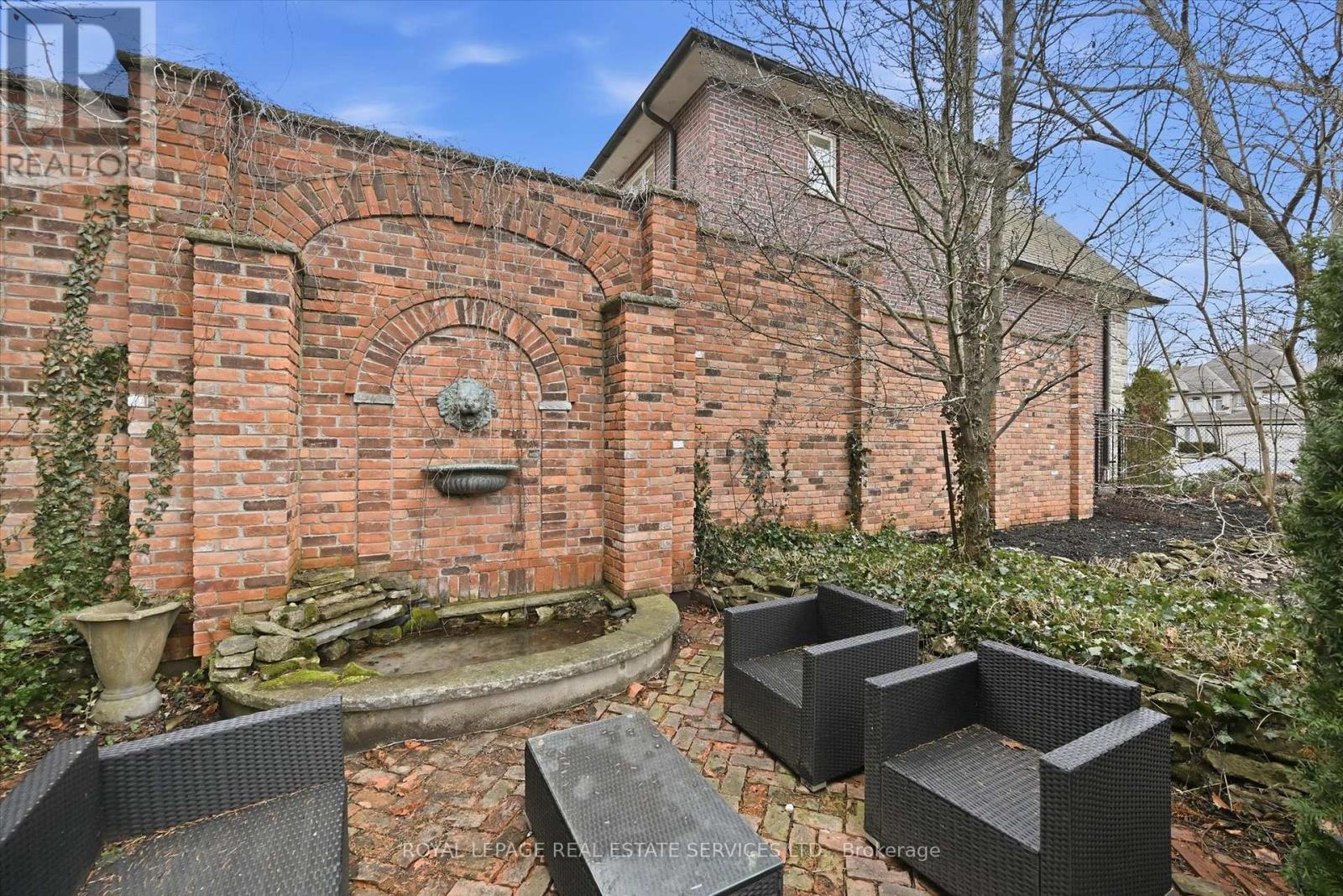 












108 LLOYMINN AVENUE

,
Hamilton,




Ontario
L9G1H6

