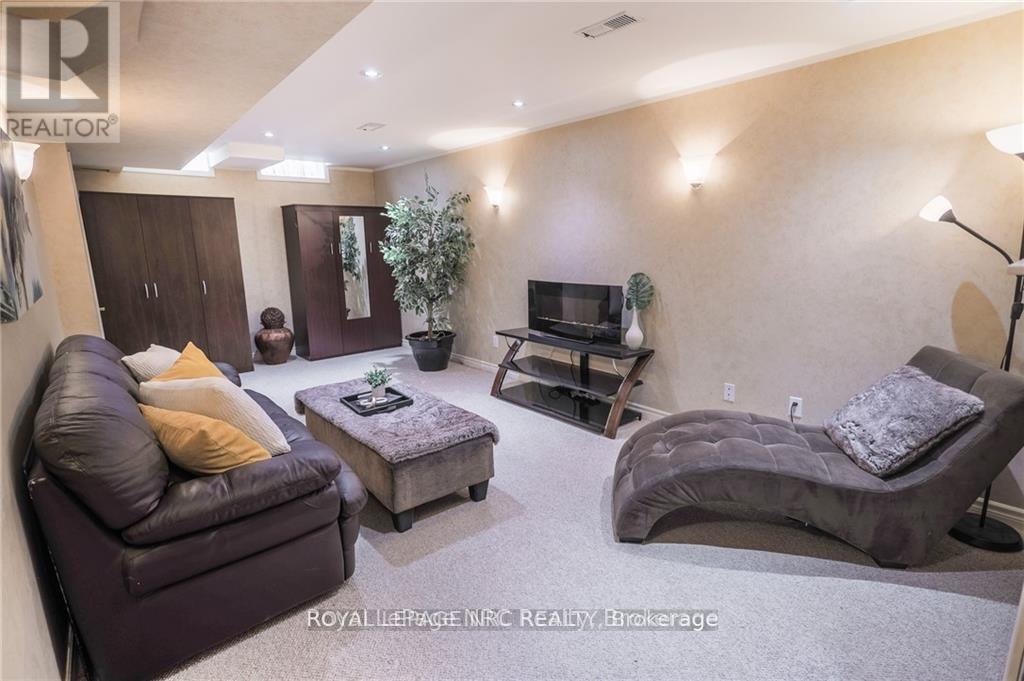 












11 TOMAHAWK DRIVE

,
Grimsby,




Ontario
L3M5G4

