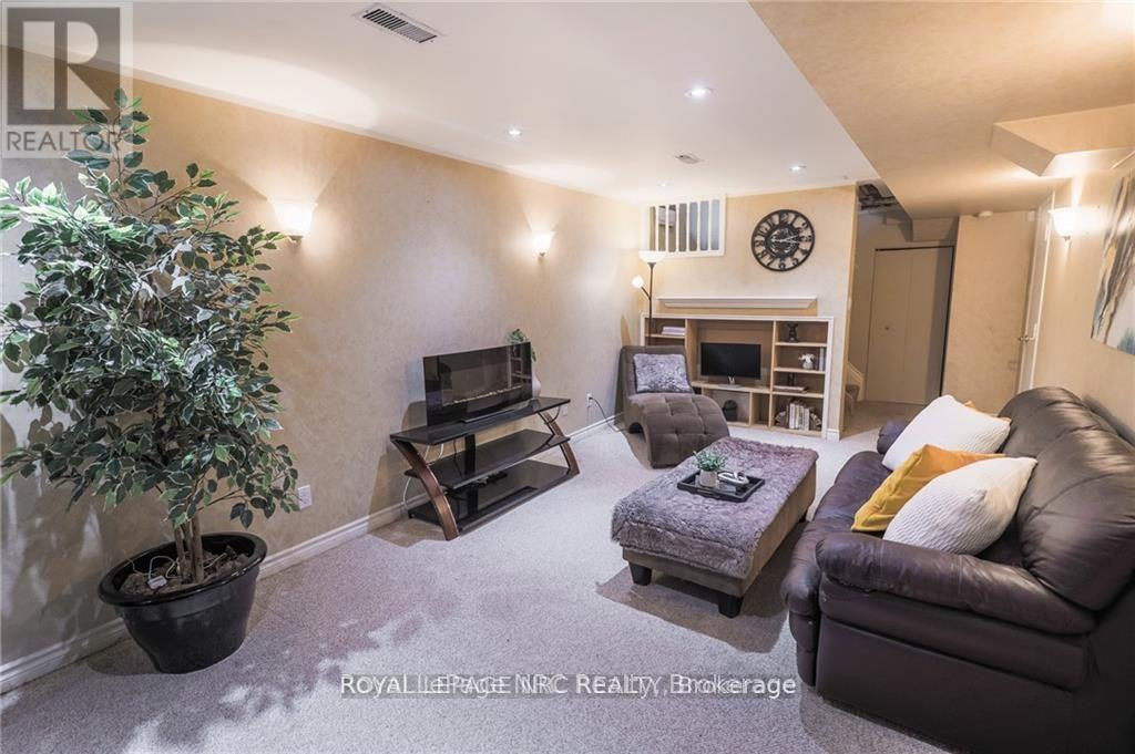 












11 TOMAHAWK DRIVE

,
Grimsby,




Ontario
L3M5G4

