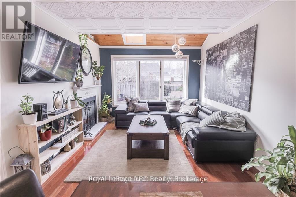 












11 TOMAHAWK DRIVE

,
Grimsby,




Ontario
L3M5G4

