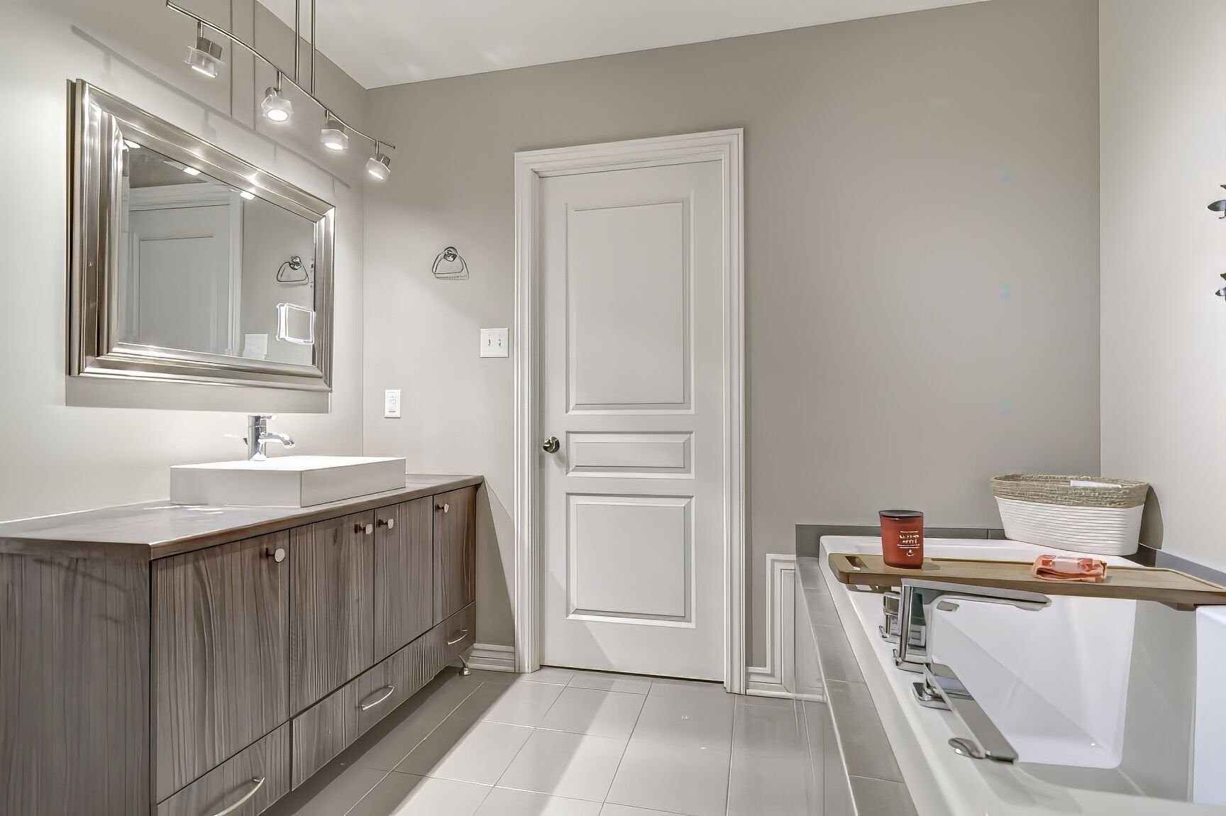 









638


Rue des Sureaux

, 2,
Boucherville,




QC
J4B0J4

