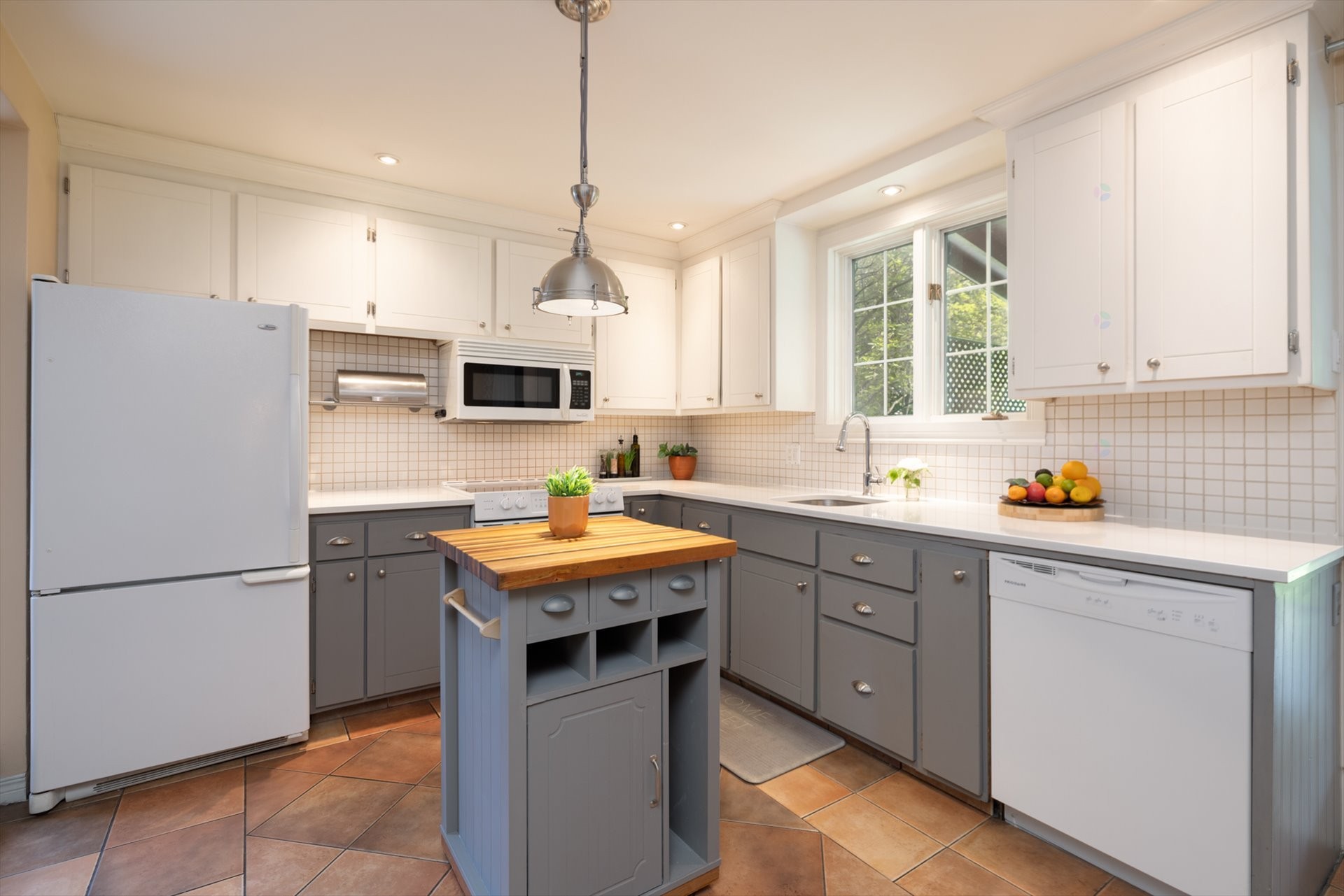 









19


Av. de l'Église

,
Pointe-Claire,




QC
H9S5J1

