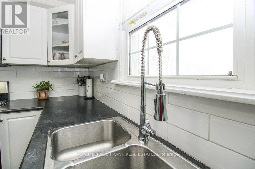 












129 ARTHUR AVENUE

,
Peterborough (Otonabee Ward 1),




Ontario
K9J5X7

