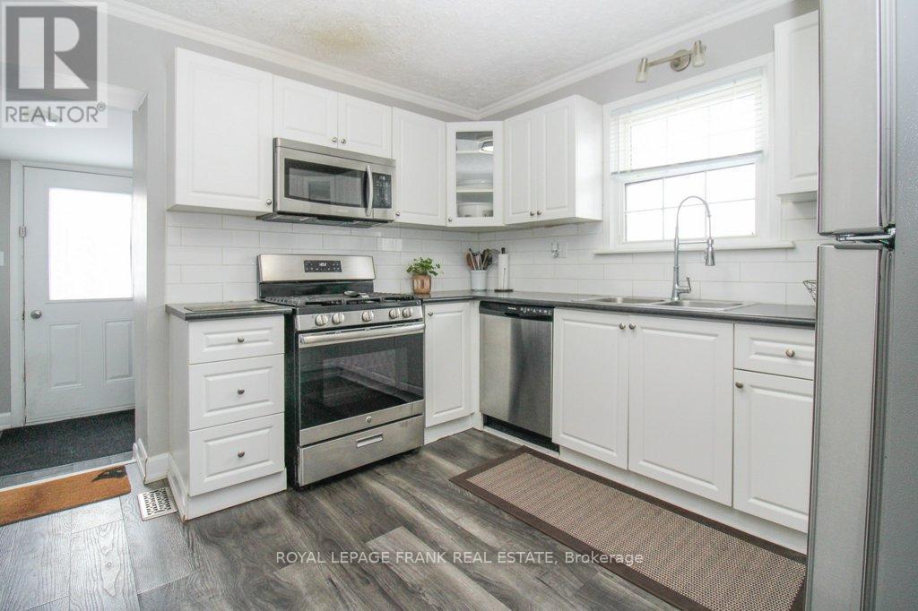 












129 ARTHUR AVENUE

,
Peterborough (Otonabee Ward 1),




Ontario
K9J5X7

