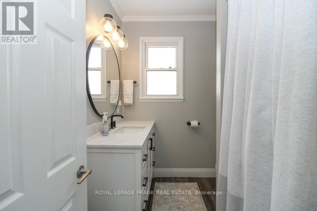 












129 ARTHUR AVENUE

,
Peterborough (Otonabee Ward 1),




Ontario
K9J5X7

