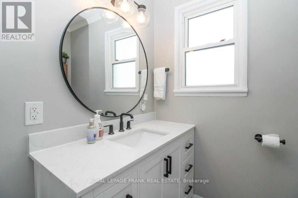 












129 ARTHUR AVENUE

,
Peterborough (Otonabee Ward 1),




Ontario
K9J5X7

