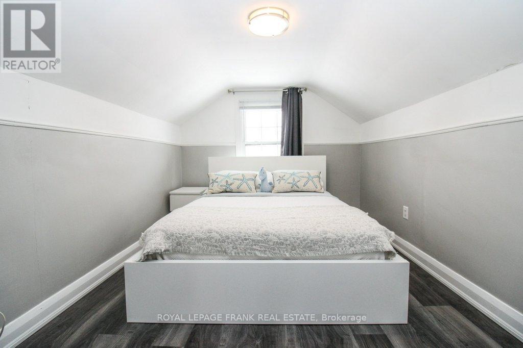 












129 ARTHUR AVENUE

,
Peterborough (Otonabee Ward 1),




Ontario
K9J5X7

