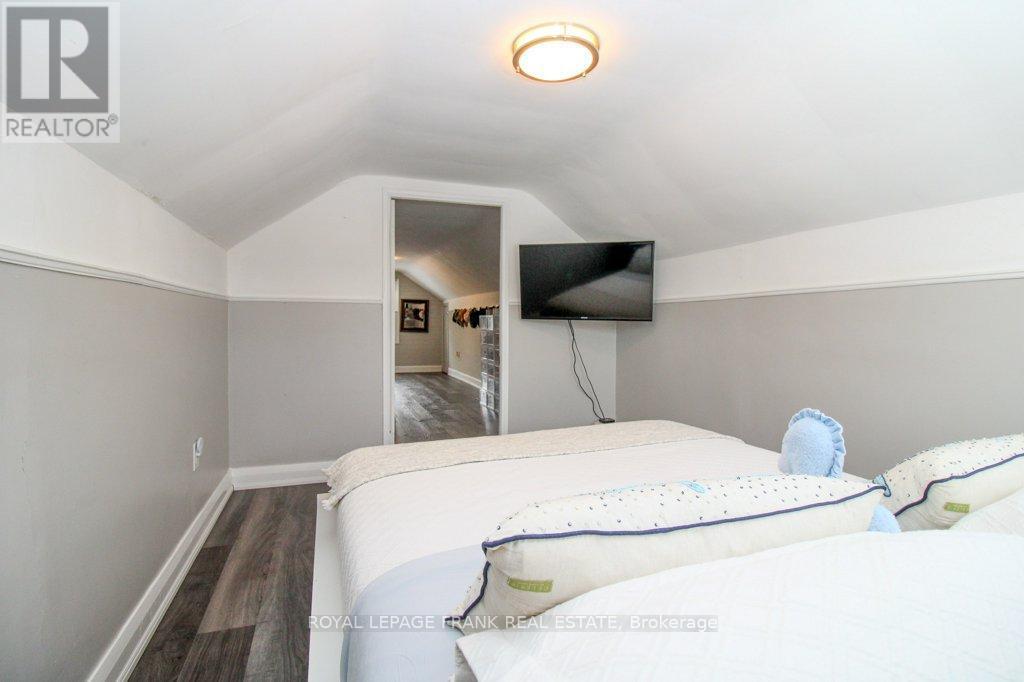 












129 ARTHUR AVENUE

,
Peterborough (Otonabee Ward 1),




Ontario
K9J5X7

