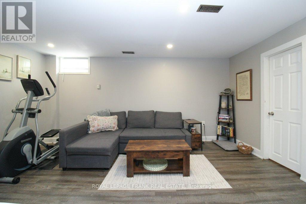 












129 ARTHUR AVENUE

,
Peterborough (Otonabee Ward 1),




Ontario
K9J5X7

