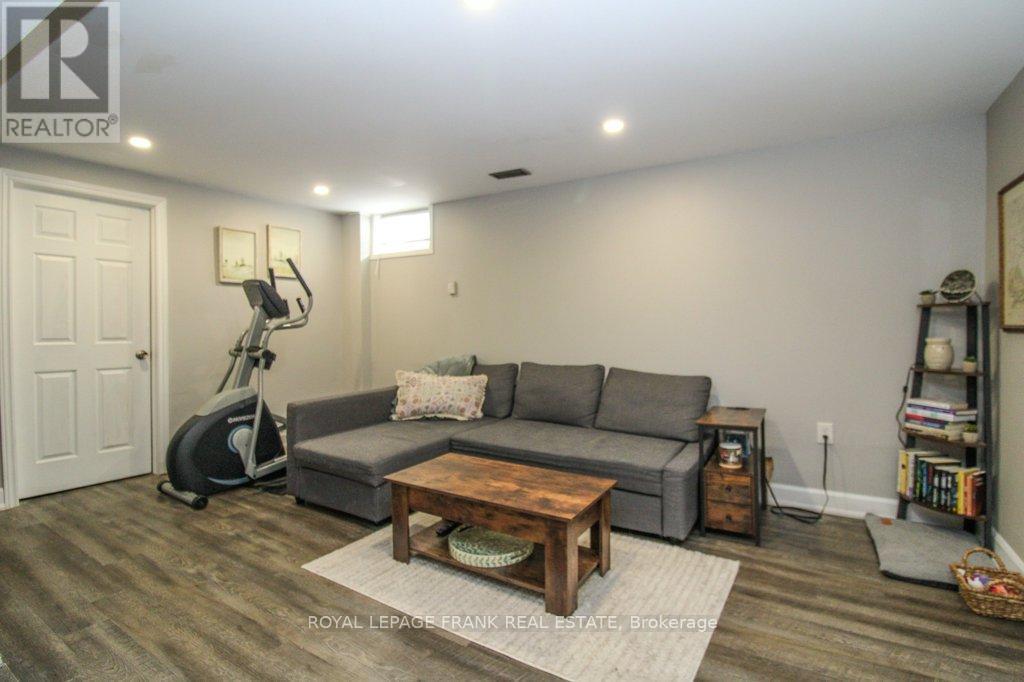 












129 ARTHUR AVENUE

,
Peterborough (Otonabee Ward 1),




Ontario
K9J5X7

