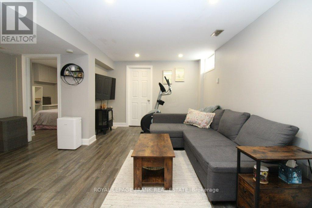 












129 ARTHUR AVENUE

,
Peterborough (Otonabee Ward 1),




Ontario
K9J5X7

