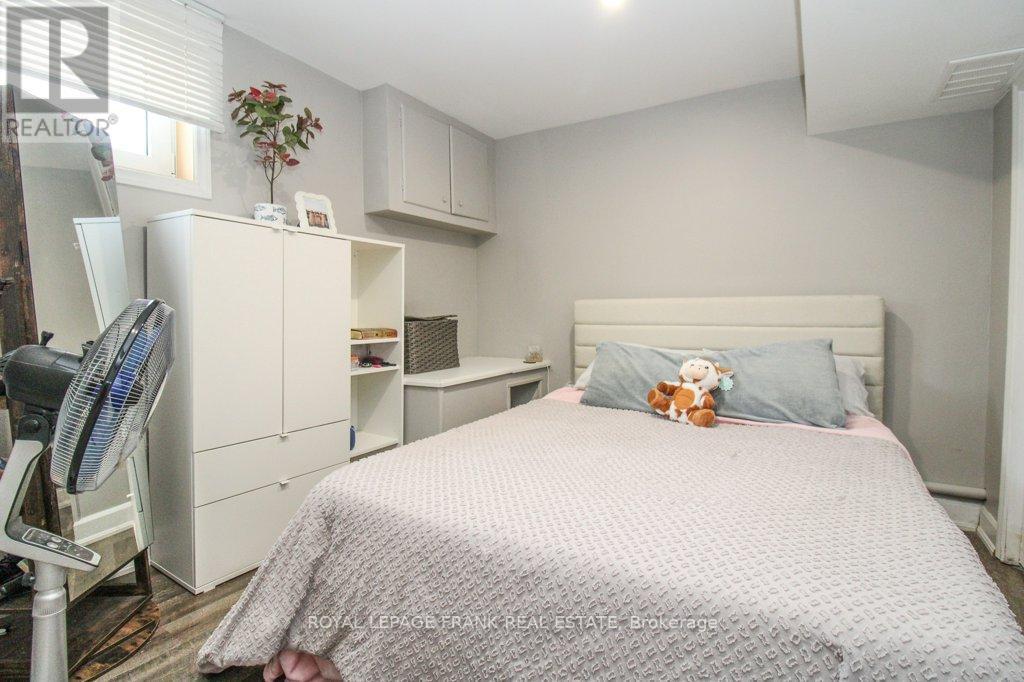 












129 ARTHUR AVENUE

,
Peterborough (Otonabee Ward 1),




Ontario
K9J5X7

