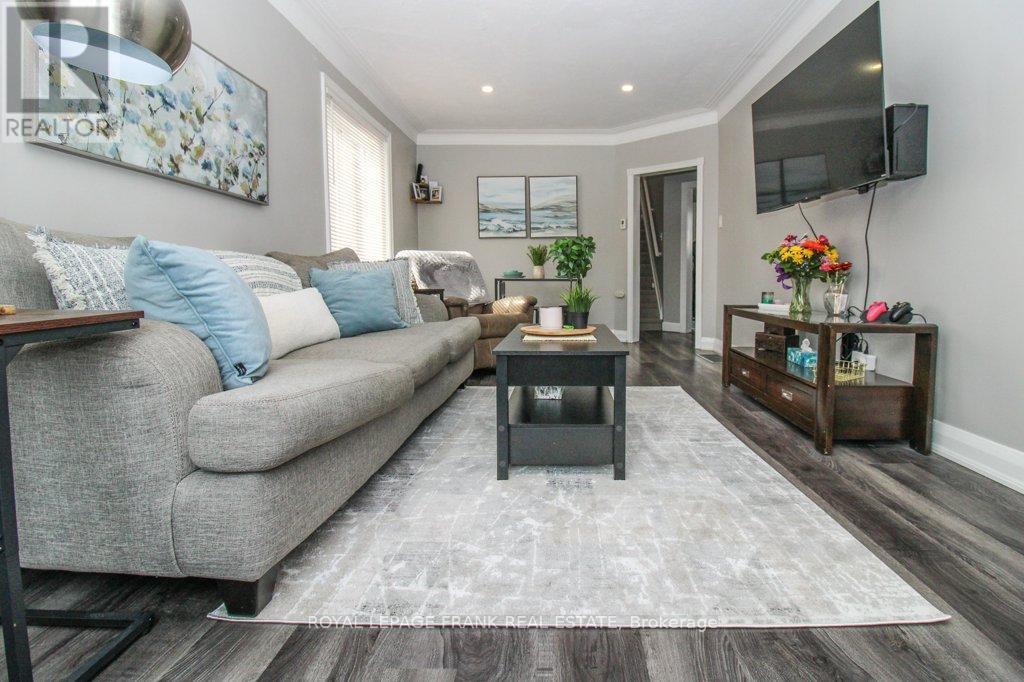 












129 ARTHUR AVENUE

,
Peterborough (Otonabee Ward 1),




Ontario
K9J5X7

