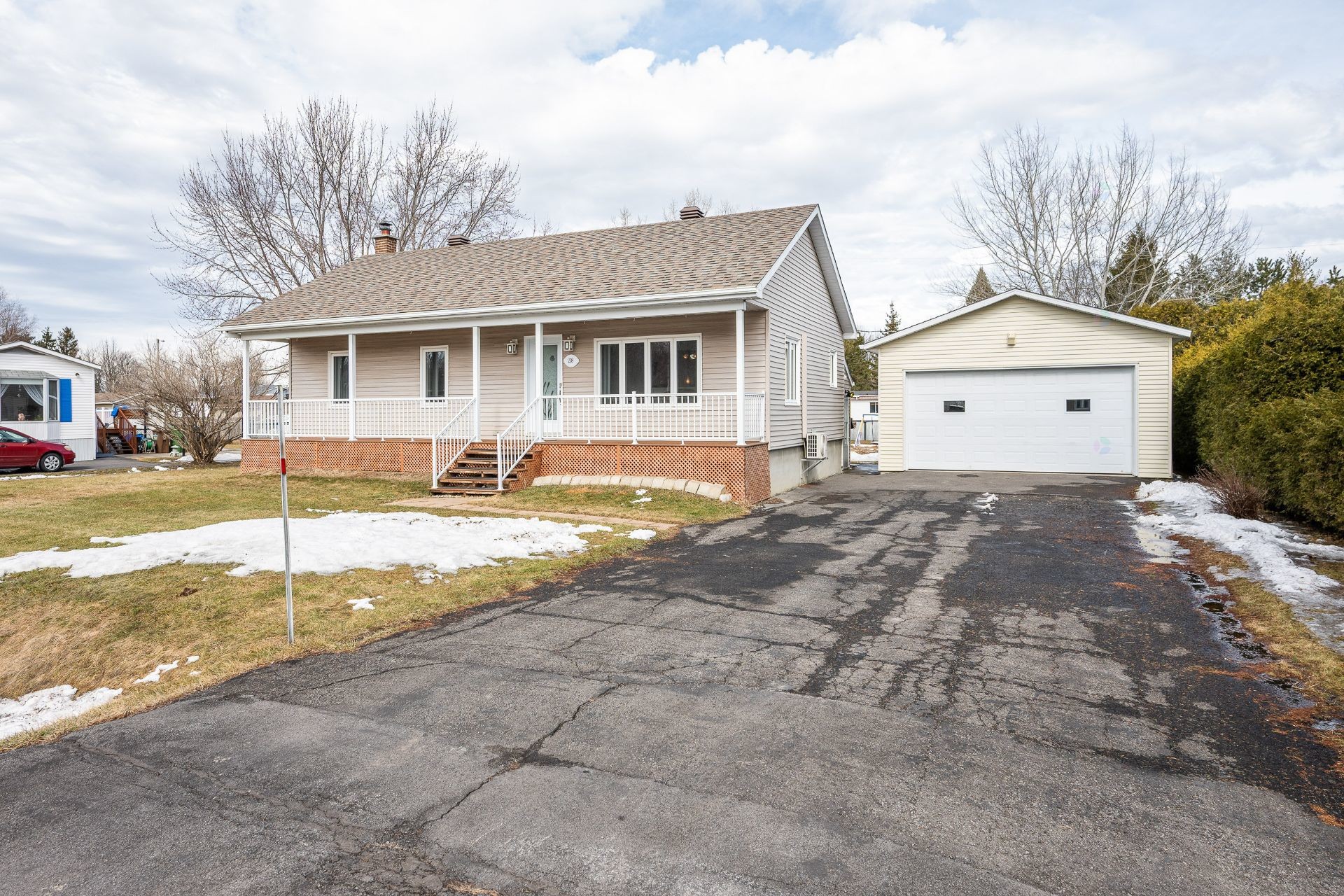 









208


Rue Prairie

,
Saint-Jean-sur-Richelieu,




QC
J2Y1G2

