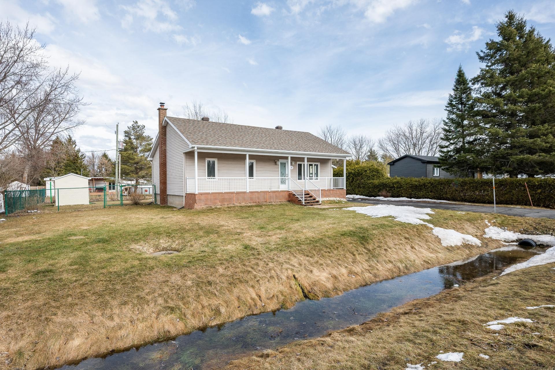 









208


Rue Prairie

,
Saint-Jean-sur-Richelieu,




QC
J2Y1G2

