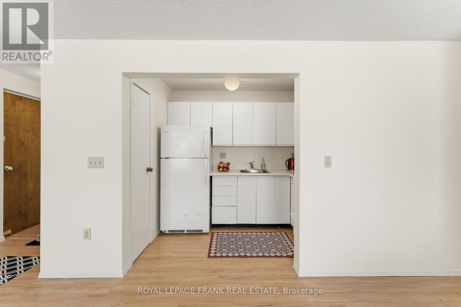 












102 - 15 CLIFTON STREET

,
Kawartha Lakes (Fenelon Falls),




Ontario
K0M1N0

