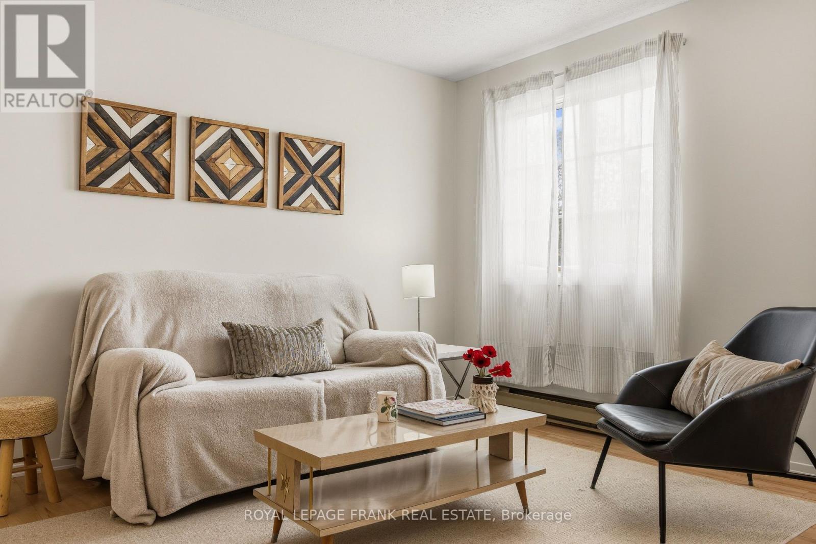 












102 - 15 CLIFTON STREET

,
Kawartha Lakes (Fenelon Falls),




Ontario
K0M1N0

