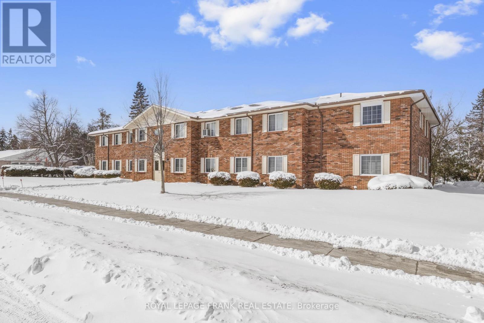 












102 - 15 CLIFTON STREET

,
Kawartha Lakes (Fenelon Falls),




Ontario
K0M1N0

