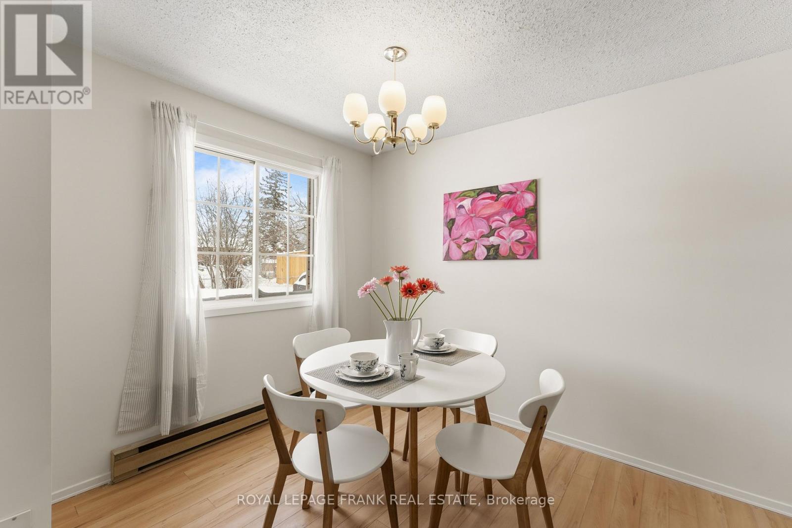 












102 - 15 CLIFTON STREET

,
Kawartha Lakes (Fenelon Falls),




Ontario
K0M1N0

