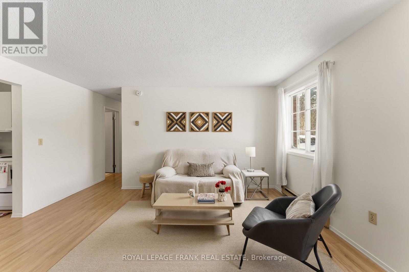 












102 - 15 CLIFTON STREET

,
Kawartha Lakes (Fenelon Falls),




Ontario
K0M1N0

