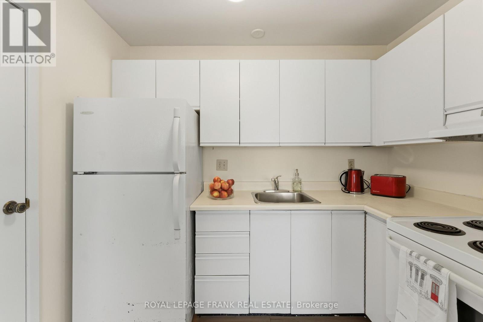 












102 - 15 CLIFTON STREET

,
Kawartha Lakes (Fenelon Falls),




Ontario
K0M1N0

