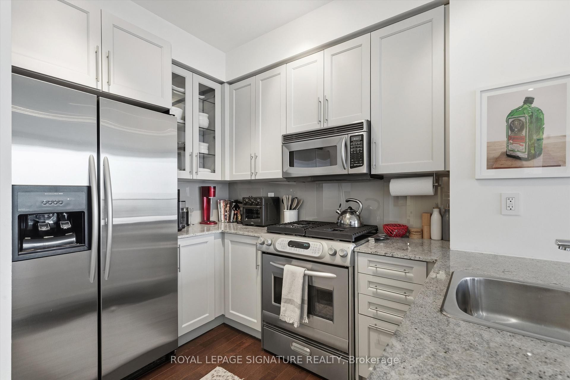 









33


Lombard

Street, 3205,
Toronto,




ON
M5C 3H8

