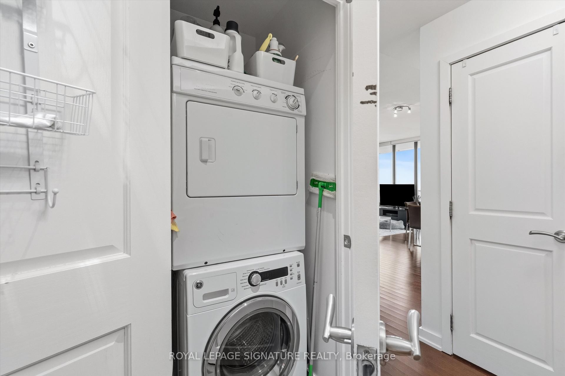 









33


Lombard

Street, 3205,
Toronto,




ON
M5C 3H8

