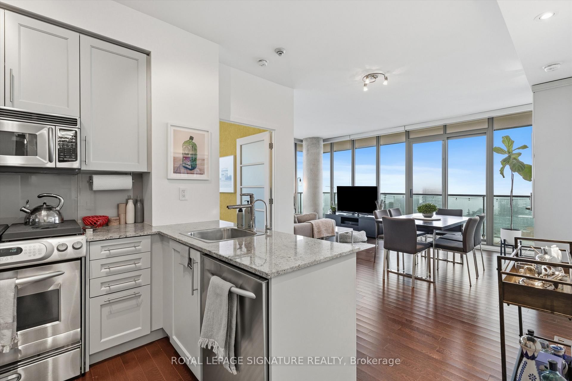 









33


Lombard

Street, 3205,
Toronto,




ON
M5C 3H8

