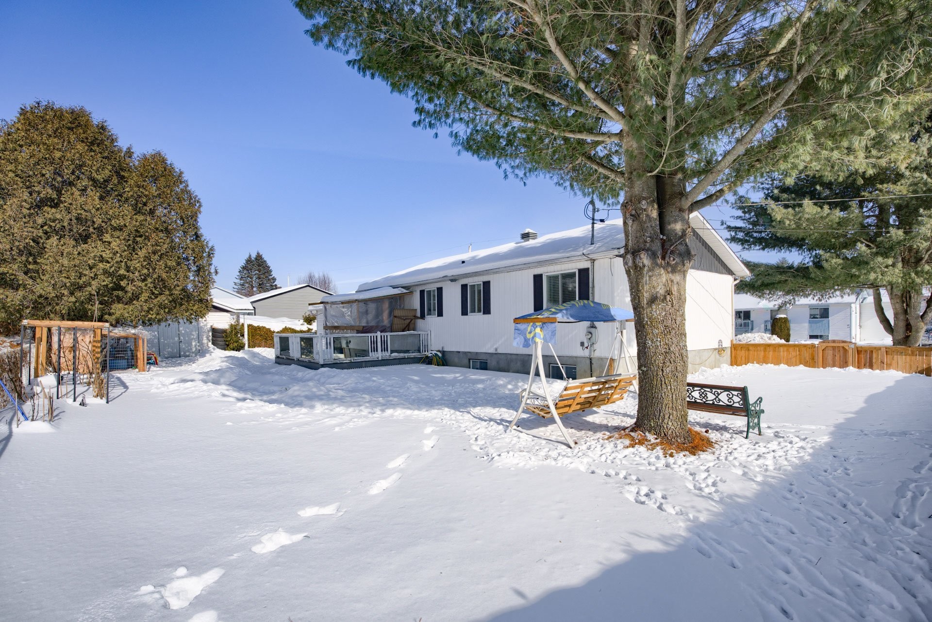 









101

 - 101A


Rue Émery-Bélisle

,
Papineauville,




QC
J0V1R0

