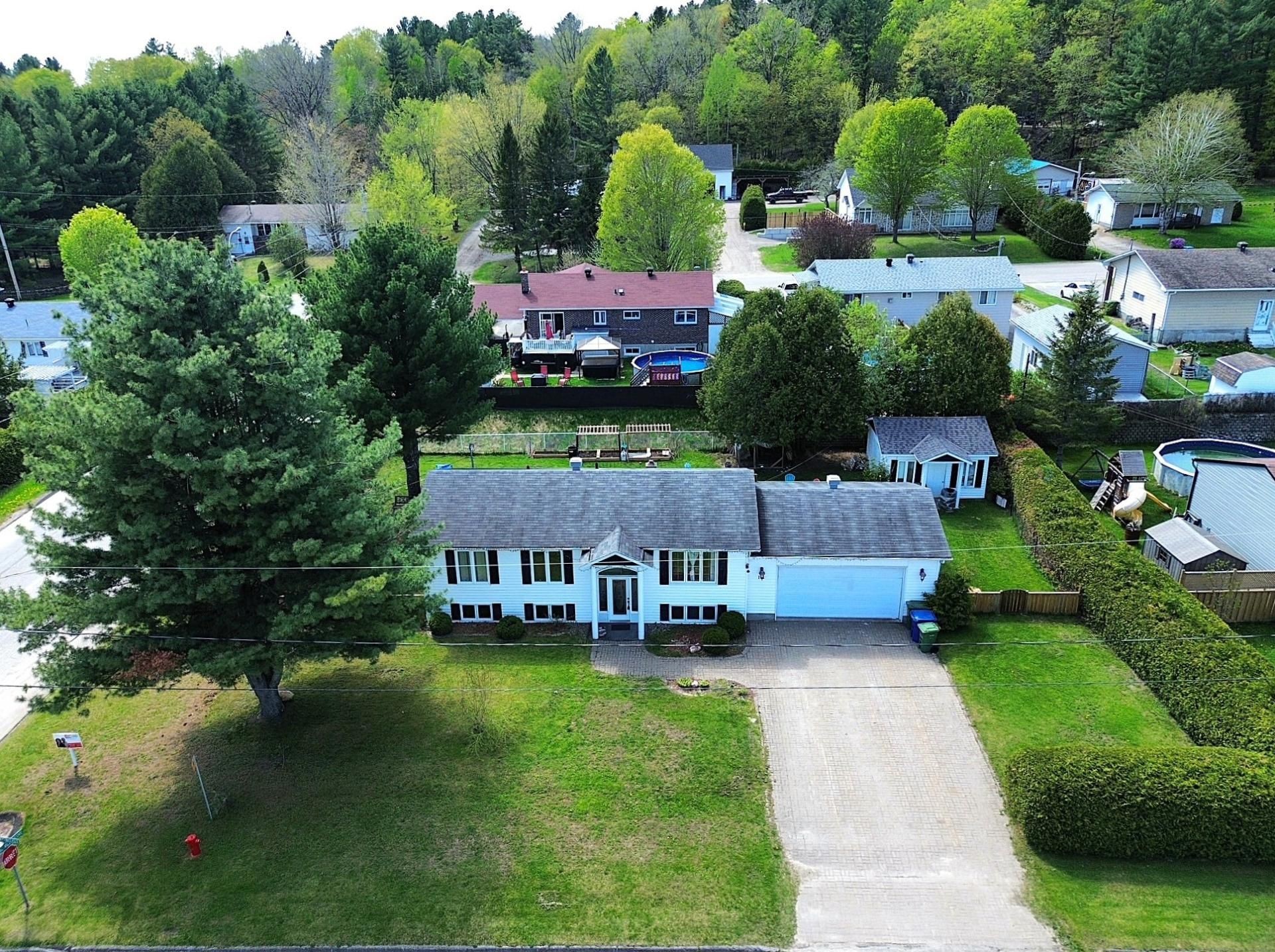 









101

 - 101A


Rue Émery-Bélisle

,
Papineauville,




QC
J0V1R0

