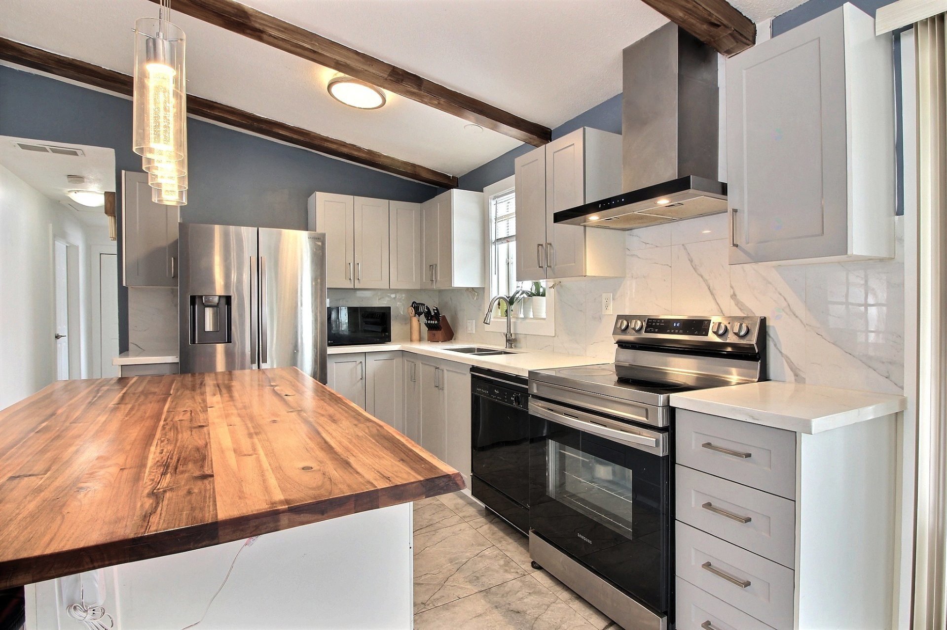 









101

 - 101A


Rue Émery-Bélisle

,
Papineauville,




QC
J0V1R0

