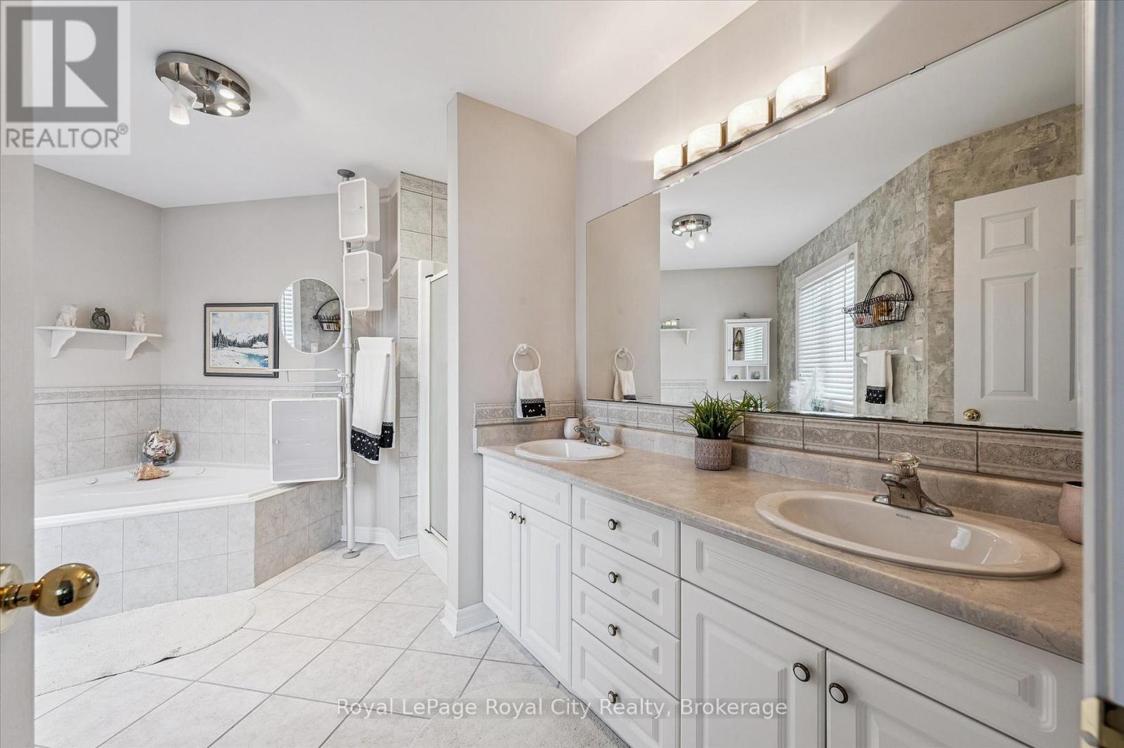 












87 LAW DRIVE

,
Guelph (Grange Road),




Ontario
N1E7J7

