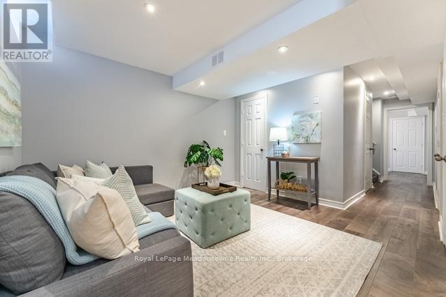 












1637 STOVER CRESCENT

,
Milton (CL Clarke),




Ontario
L9T5N4

