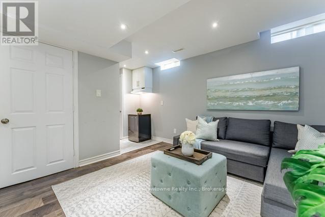 












1637 STOVER CRESCENT

,
Milton (CL Clarke),




Ontario
L9T5N4

