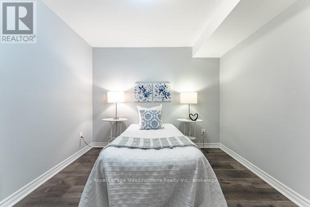 












1637 STOVER CRESCENT

,
Milton (CL Clarke),




Ontario
L9T5N4

