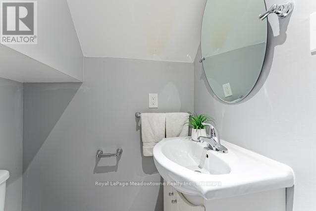 












1637 STOVER CRESCENT

,
Milton (CL Clarke),




Ontario
L9T5N4

